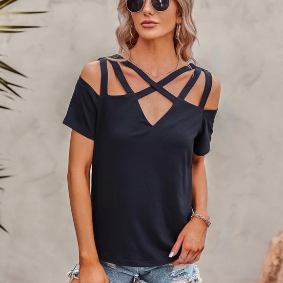 🎉 4X Host Pick 🎉- Criss Cross Cold Shoulder Tee - NWOT - Picture 4 of 7
